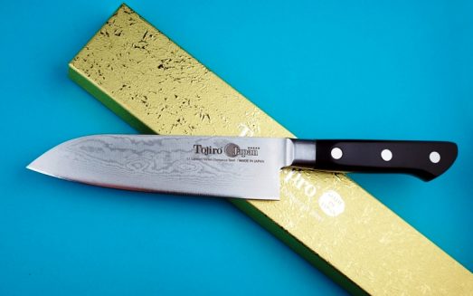 Bonita pieza de un cuchillo santoku de la casa tojiro realizado en acero de damasco.